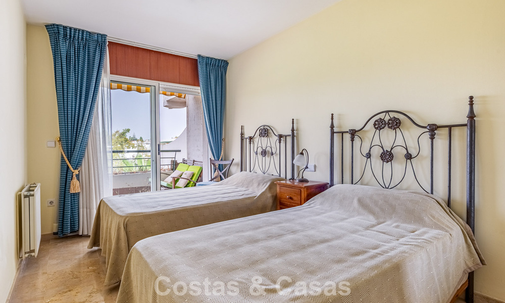 Amplio ático dúplex en primera línea de golf en venta cerca de todos los servicios en Guadalmina Alta y San Pedro, Marbella 790015