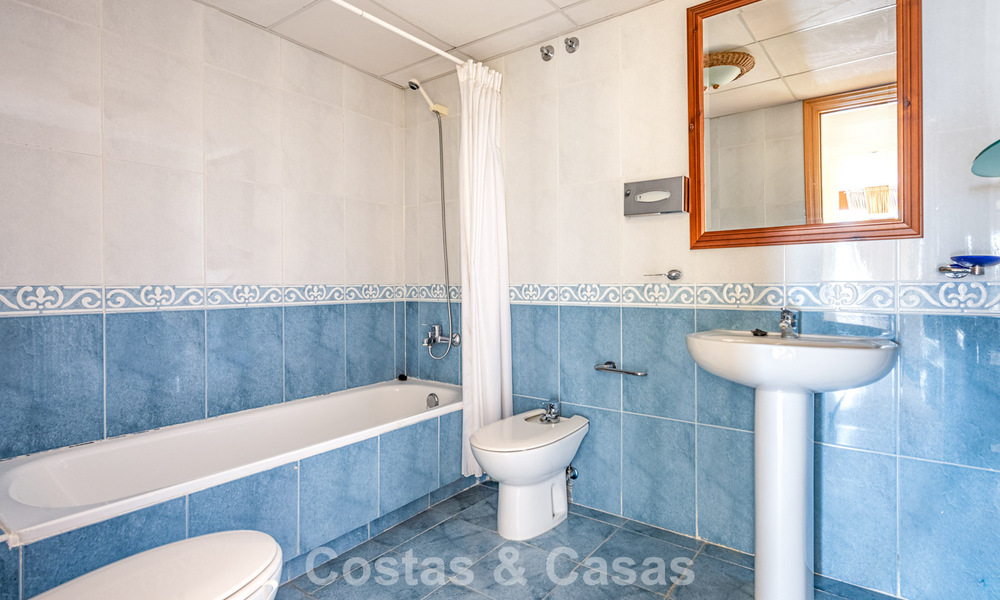 Amplio ático dúplex en primera línea de golf en venta cerca de todos los servicios en Guadalmina Alta y San Pedro, Marbella 790016