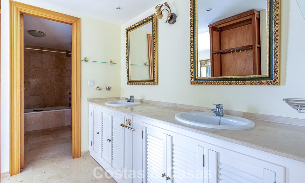 Amplio ático dúplex en primera línea de golf en venta cerca de todos los servicios en Guadalmina Alta y San Pedro, Marbella 790023