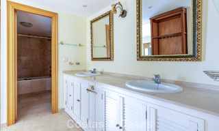 Amplio ático dúplex en primera línea de golf en venta cerca de todos los servicios en Guadalmina Alta y San Pedro, Marbella 790023 