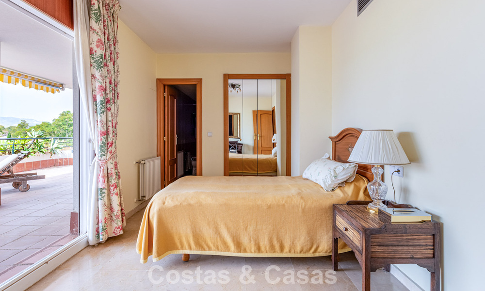 Amplio ático dúplex en primera línea de golf en venta cerca de todos los servicios en Guadalmina Alta y San Pedro, Marbella 790024