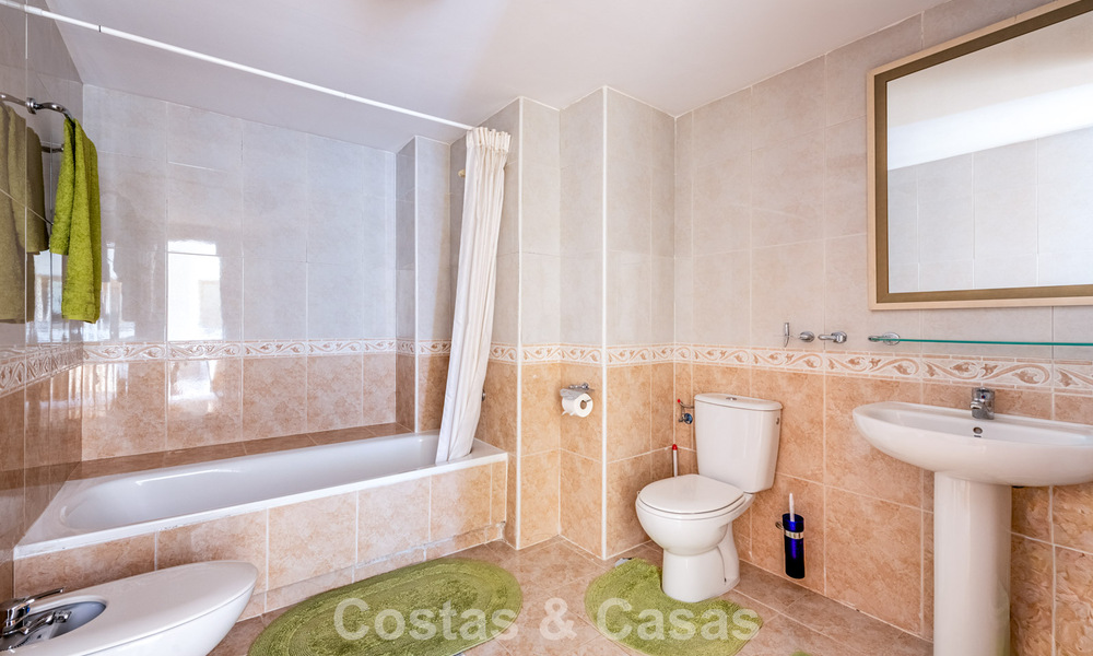 Amplio ático dúplex en primera línea de golf en venta cerca de todos los servicios en Guadalmina Alta y San Pedro, Marbella 790025