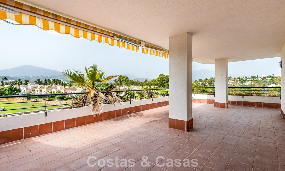 Amplio ático dúplex en primera línea de golf en venta cerca de todos los servicios en Guadalmina Alta y San Pedro, Marbella 790026