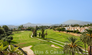 Amplio ático dúplex en primera línea de golf en venta cerca de todos los servicios en Guadalmina Alta y San Pedro, Marbella 790027 