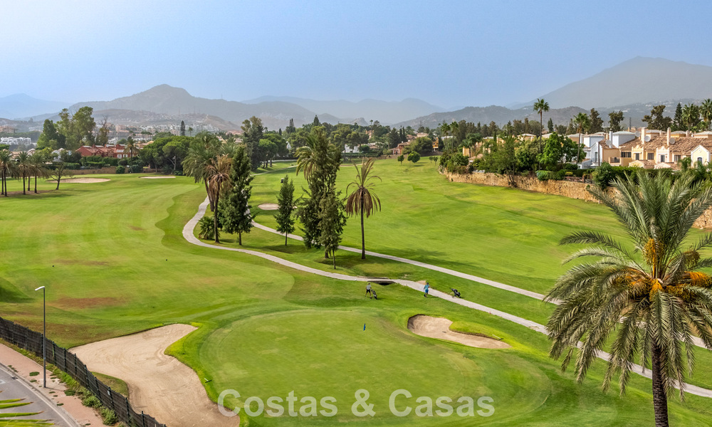 Amplio ático dúplex en primera línea de golf en venta cerca de todos los servicios en Guadalmina Alta y San Pedro, Marbella 790032
