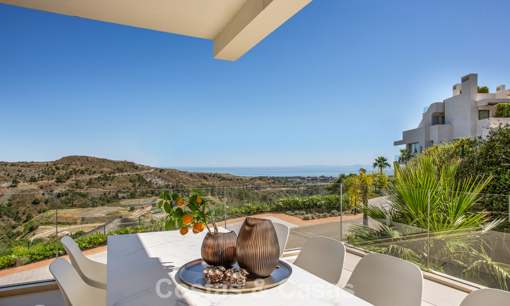 Elegante apartamento de 3 dormitorios en venta con vistas panorámicas al mar en un resort cerrado en Benahavis - Marbella 790128