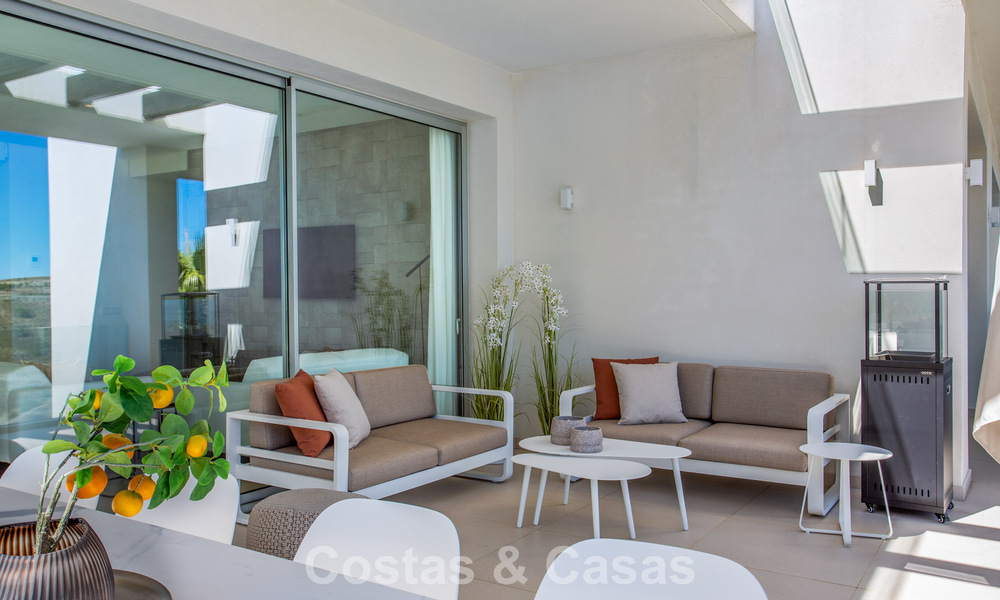 Elegante apartamento de 3 dormitorios en venta con vistas panorámicas al mar en un resort cerrado en Benahavis - Marbella 790129