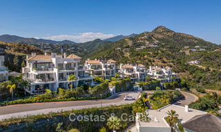 Elegante apartamento de 3 dormitorios en venta con vistas panorámicas al mar en un resort cerrado en Benahavis - Marbella 790133 