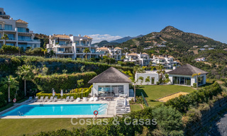 Elegante apartamento de 3 dormitorios en venta con vistas panorámicas al mar en un resort cerrado en Benahavis - Marbella 790134 