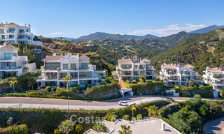 Elegante apartamento de 3 dormitorios en venta con vistas panorámicas al mar en un resort cerrado en Benahavis - Marbella 790135 