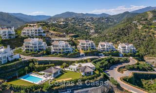 Elegante apartamento de 3 dormitorios en venta con vistas panorámicas al mar en un resort cerrado en Benahavis - Marbella 790136 