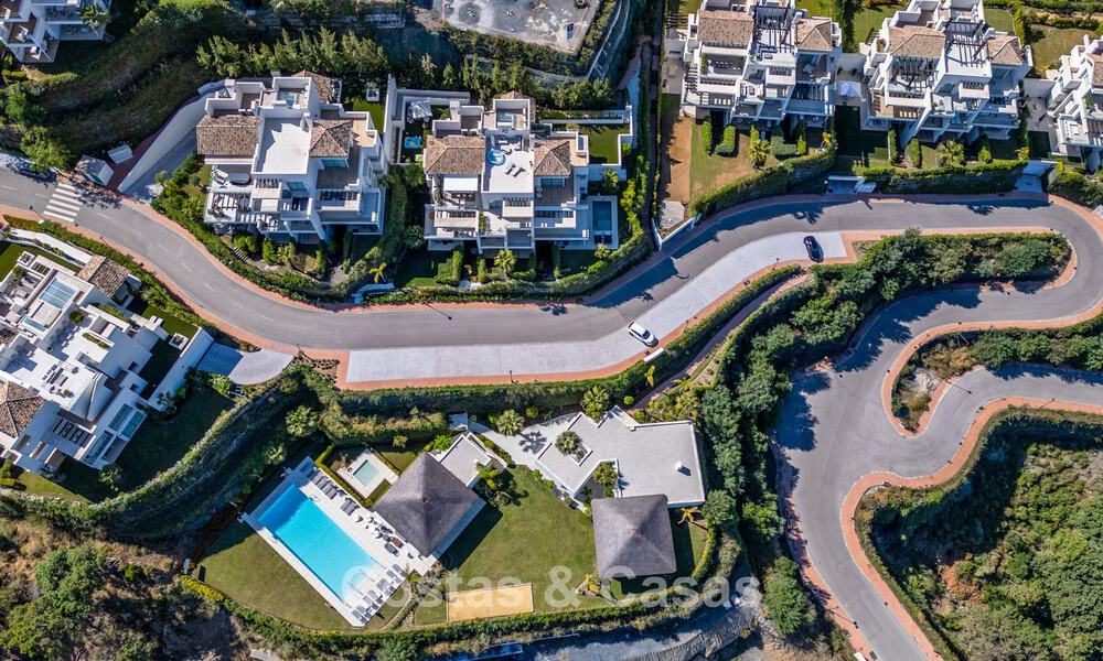 Elegante apartamento de 3 dormitorios en venta con vistas panorámicas al mar en un resort cerrado en Benahavis - Marbella 790137