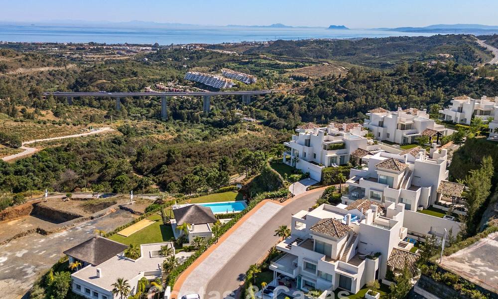 Elegante apartamento de 3 dormitorios en venta con vistas panorámicas al mar en un resort cerrado en Benahavis - Marbella 790138