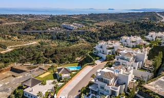 Elegante apartamento de 3 dormitorios en venta con vistas panorámicas al mar en un resort cerrado en Benahavis - Marbella 790138 