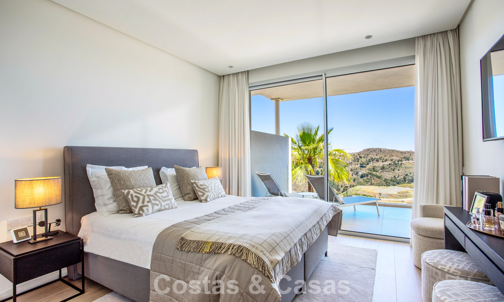 Elegante apartamento de 3 dormitorios en venta con vistas panorámicas al mar en un resort cerrado en Benahavis - Marbella 790139