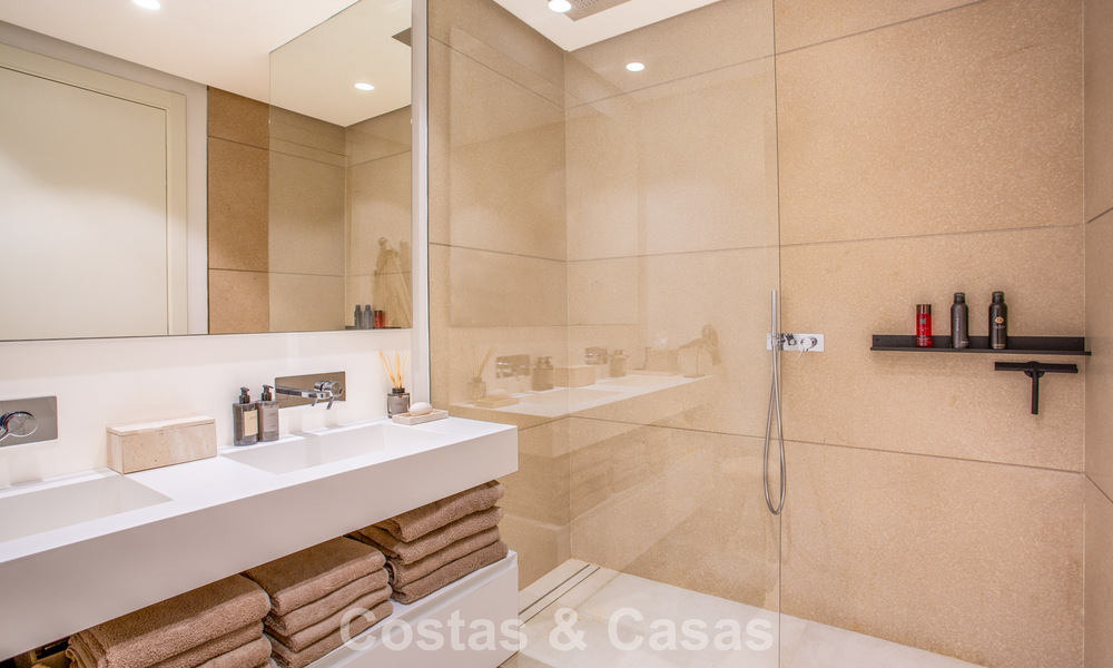 Elegante apartamento de 3 dormitorios en venta con vistas panorámicas al mar en un resort cerrado en Benahavis - Marbella 790140