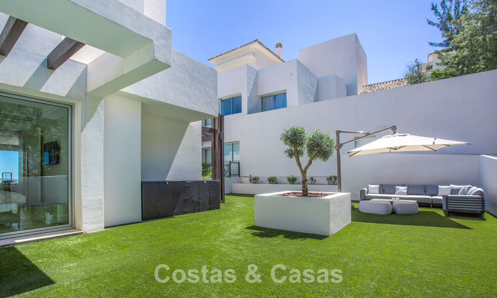 Elegante apartamento de 3 dormitorios en venta con vistas panorámicas al mar en un resort cerrado en Benahavis - Marbella 790141