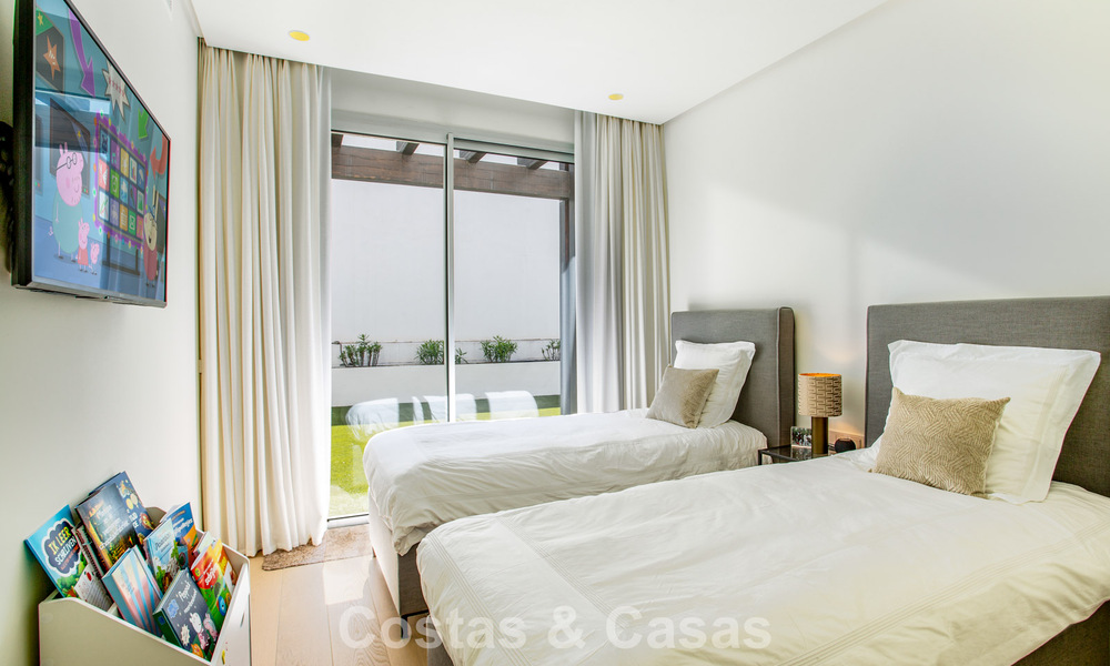 Elegante apartamento de 3 dormitorios en venta con vistas panorámicas al mar en un resort cerrado en Benahavis - Marbella 790143