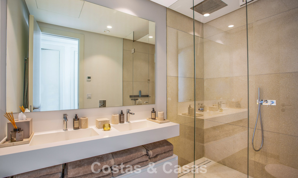 Elegante apartamento de 3 dormitorios en venta con vistas panorámicas al mar en un resort cerrado en Benahavis - Marbella 790145