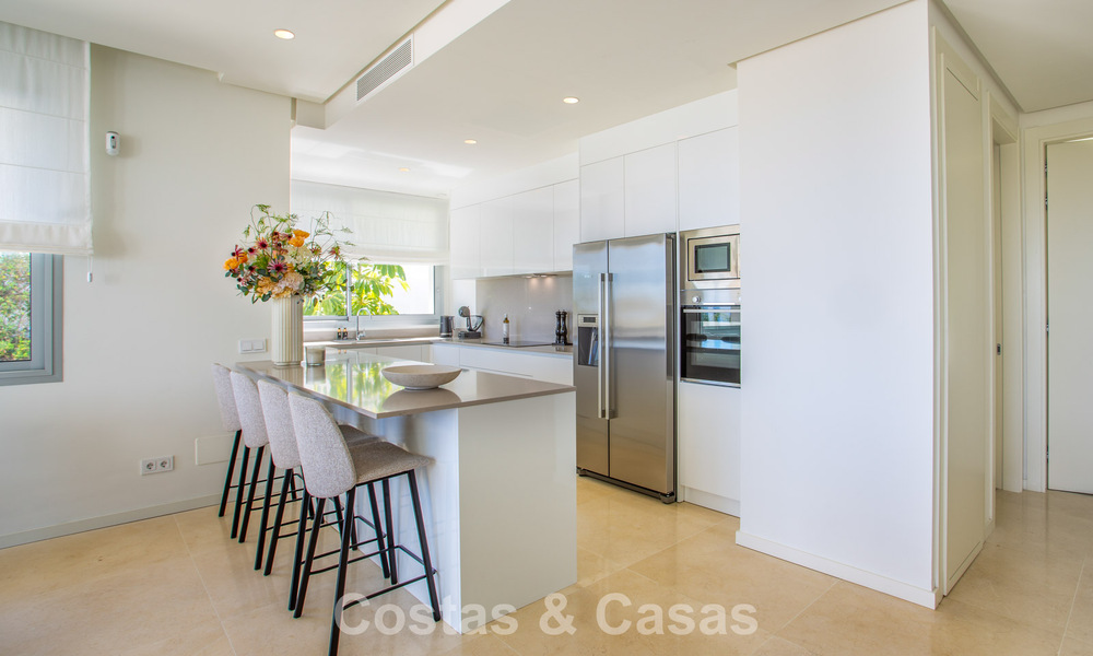 Elegante apartamento de 3 dormitorios en venta con vistas panorámicas al mar en un resort cerrado en Benahavis - Marbella 790146