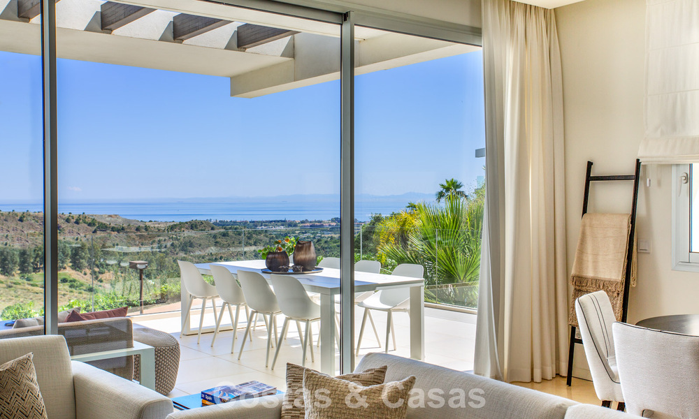 Elegante apartamento de 3 dormitorios en venta con vistas panorámicas al mar en un resort cerrado en Benahavis - Marbella 790147