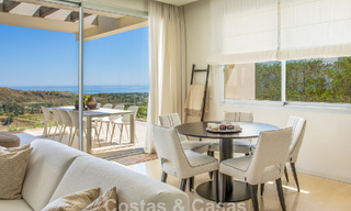 Elegante apartamento de 3 dormitorios en venta con vistas panorámicas al mar en un resort cerrado en Benahavis - Marbella 790148 