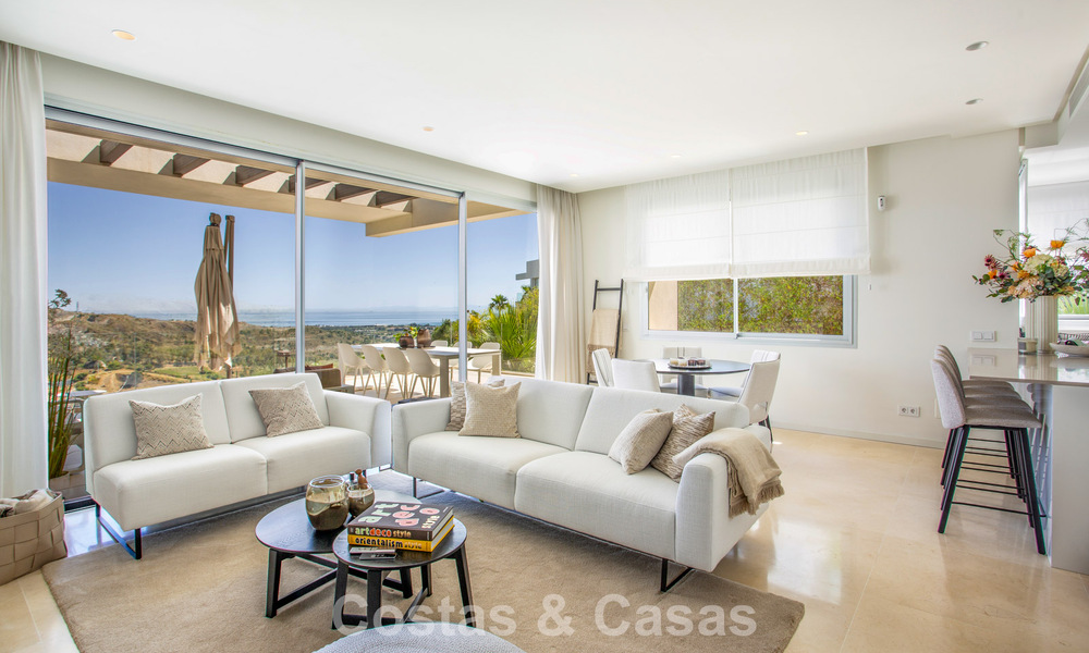 Elegante apartamento de 3 dormitorios en venta con vistas panorámicas al mar en un resort cerrado en Benahavis - Marbella 790149