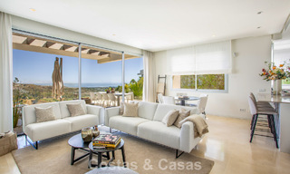 Elegante apartamento de 3 dormitorios en venta con vistas panorámicas al mar en un resort cerrado en Benahavis - Marbella 790149 