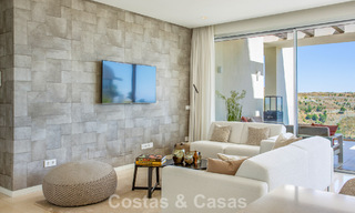 Elegante apartamento de 3 dormitorios en venta con vistas panorámicas al mar en un resort cerrado en Benahavis - Marbella 790150 