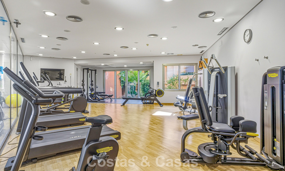 Ático modernizado y listo para entrar a vivir en venta en un complejo de lujo en la Milla de Oro de Marbella 790087