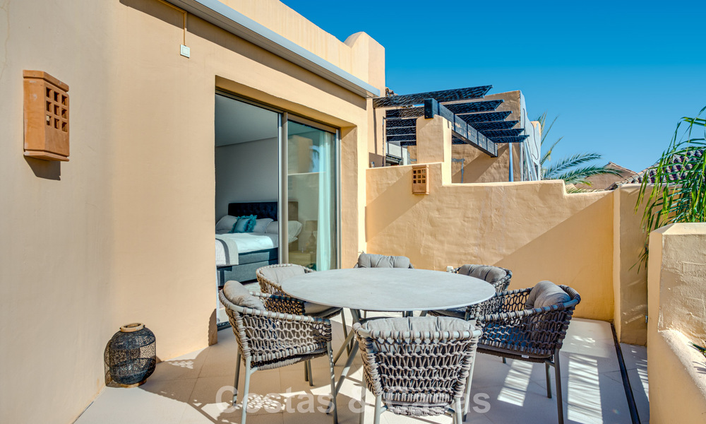 Ático modernizado y listo para entrar a vivir en venta en un complejo de lujo en la Milla de Oro de Marbella 790091