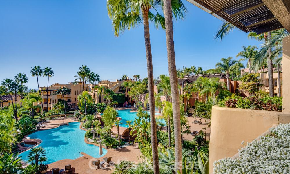 Ático modernizado y listo para entrar a vivir en venta en un complejo de lujo en la Milla de Oro de Marbella 790093