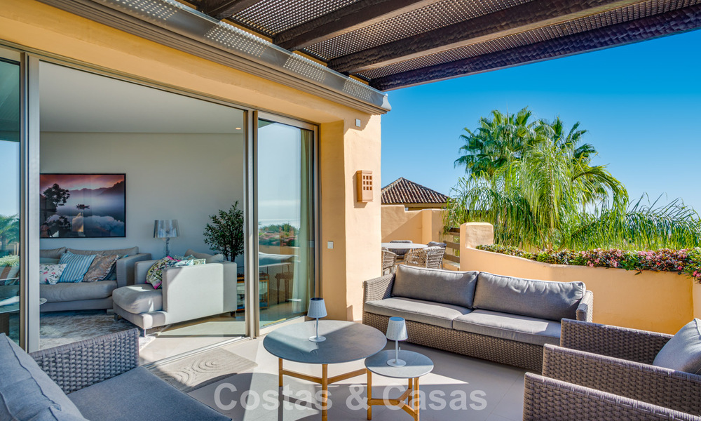 Ático modernizado y listo para entrar a vivir en venta en un complejo de lujo en la Milla de Oro de Marbella 790095