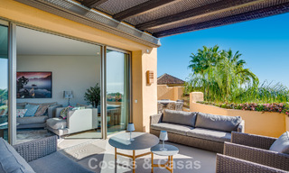 Ático modernizado y listo para entrar a vivir en venta en un complejo de lujo en la Milla de Oro de Marbella 790095 