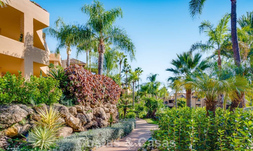 Ático modernizado y listo para entrar a vivir en venta en un complejo de lujo en la Milla de Oro de Marbella 790096