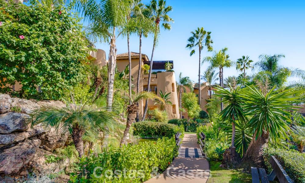 Ático modernizado y listo para entrar a vivir en venta en un complejo de lujo en la Milla de Oro de Marbella 790097