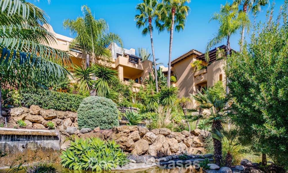 Ático modernizado y listo para entrar a vivir en venta en un complejo de lujo en la Milla de Oro de Marbella 790098