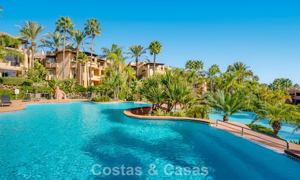 Ático modernizado y listo para entrar a vivir en venta en un complejo de lujo en la Milla de Oro de Marbella 790100