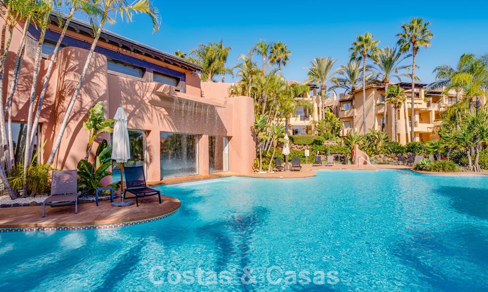 Ático modernizado y listo para entrar a vivir en venta en un complejo de lujo en la Milla de Oro de Marbella 790101