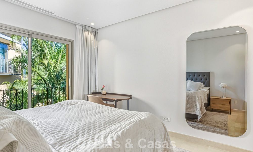 Ático modernizado y listo para entrar a vivir en venta en un complejo de lujo en la Milla de Oro de Marbella 790103