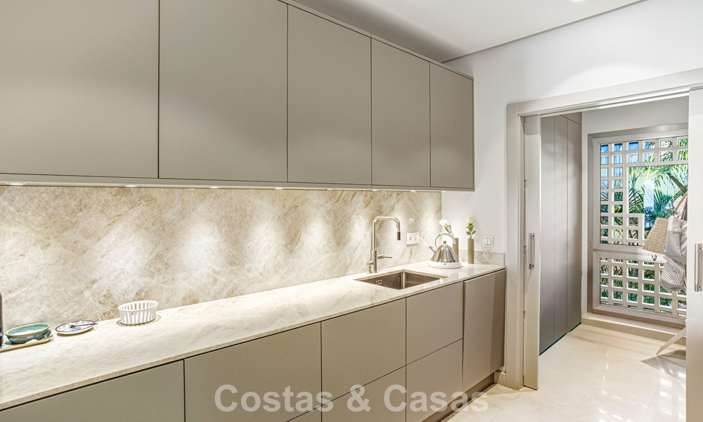 Ático modernizado y listo para entrar a vivir en venta en un complejo de lujo en la Milla de Oro de Marbella 790106