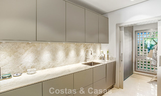 Ático modernizado y listo para entrar a vivir en venta en un complejo de lujo en la Milla de Oro de Marbella 790106 