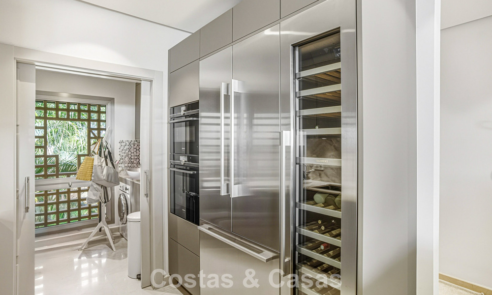 Ático modernizado y listo para entrar a vivir en venta en un complejo de lujo en la Milla de Oro de Marbella 790107