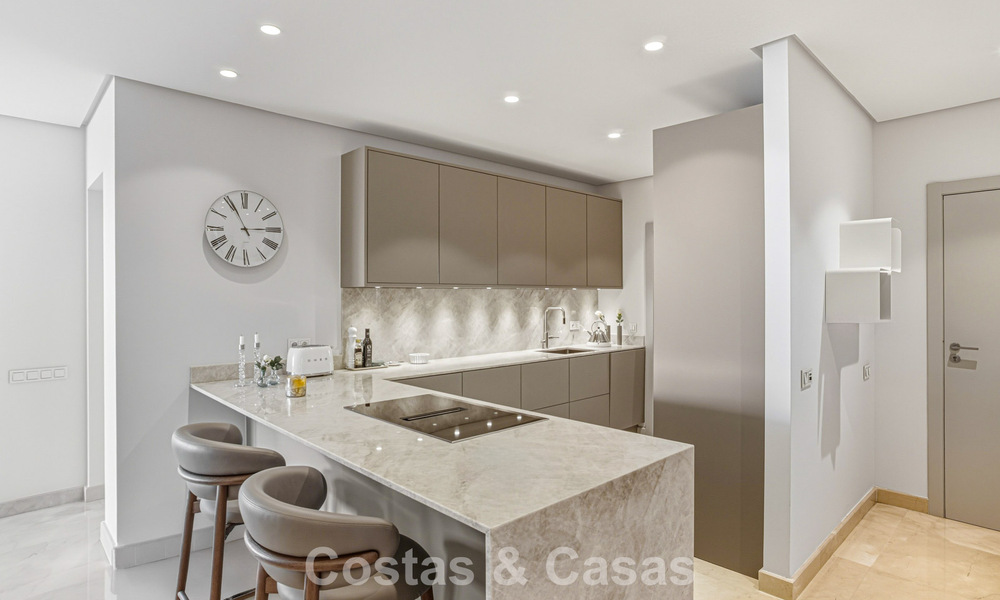 Ático modernizado y listo para entrar a vivir en venta en un complejo de lujo en la Milla de Oro de Marbella 790108