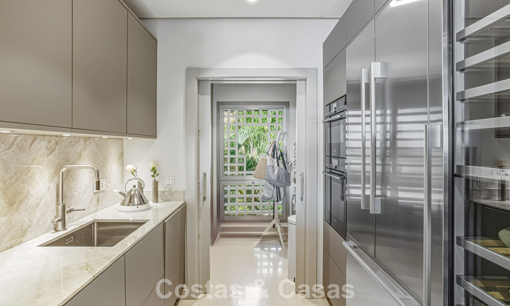 Ático modernizado y listo para entrar a vivir en venta en un complejo de lujo en la Milla de Oro de Marbella 790110