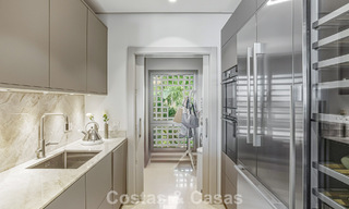 Ático modernizado y listo para entrar a vivir en venta en un complejo de lujo en la Milla de Oro de Marbella 790110 