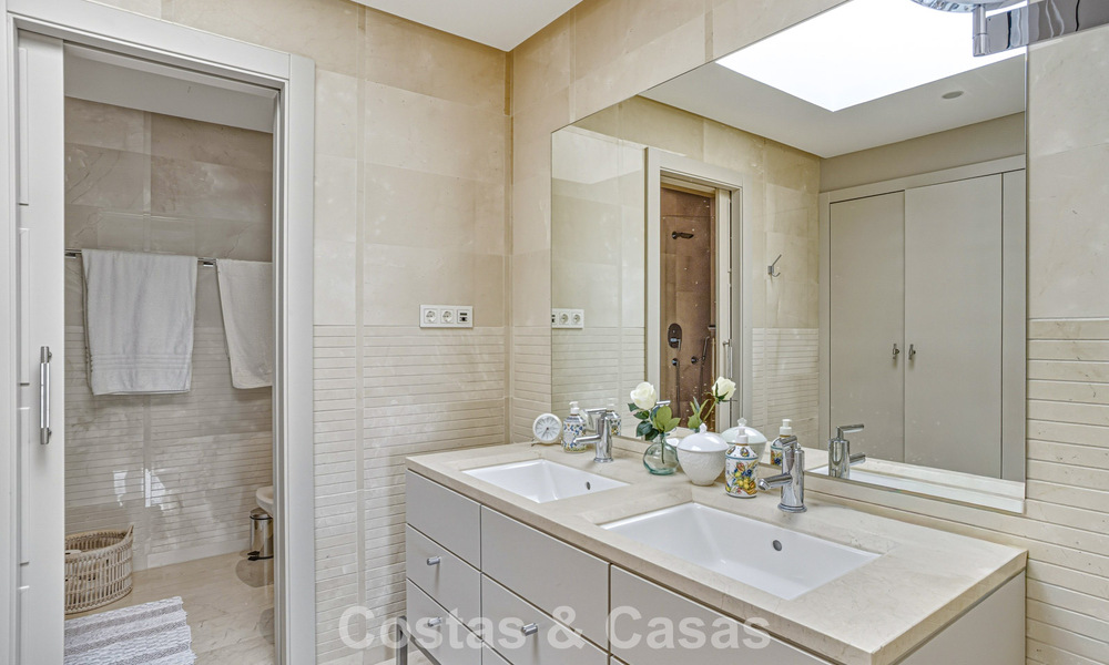 Ático modernizado y listo para entrar a vivir en venta en un complejo de lujo en la Milla de Oro de Marbella 790112