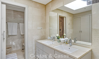 Ático modernizado y listo para entrar a vivir en venta en un complejo de lujo en la Milla de Oro de Marbella 790112 