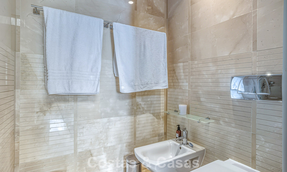 Ático modernizado y listo para entrar a vivir en venta en un complejo de lujo en la Milla de Oro de Marbella 790113