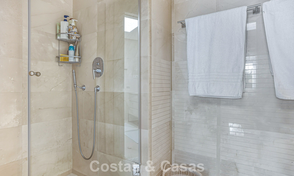 Ático modernizado y listo para entrar a vivir en venta en un complejo de lujo en la Milla de Oro de Marbella 790114